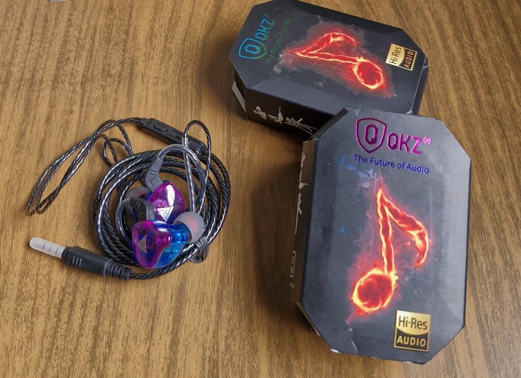 Fone qkz ak6 2 cases e fone fora da case